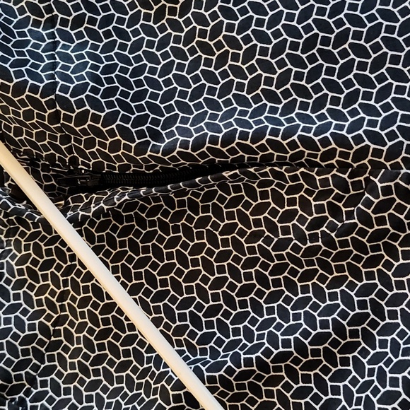 Talbot's Capri Pants Size 18P Zip Front Classic Black & White Geometric Print - Picture 6 of 12